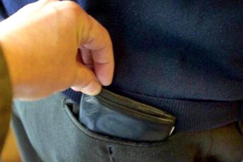 30χρονη αγκάλιασε 80χρονο και του άρπαξε το πορτοφόλι - Συνελήφθη από την αστυνομία