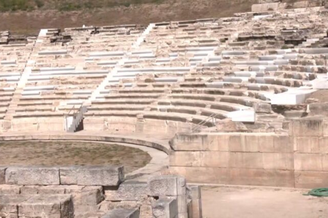 Το Αρχαίο Θέατρο Λάρισας στους πρόποδες του λόφου του Φρουρίου