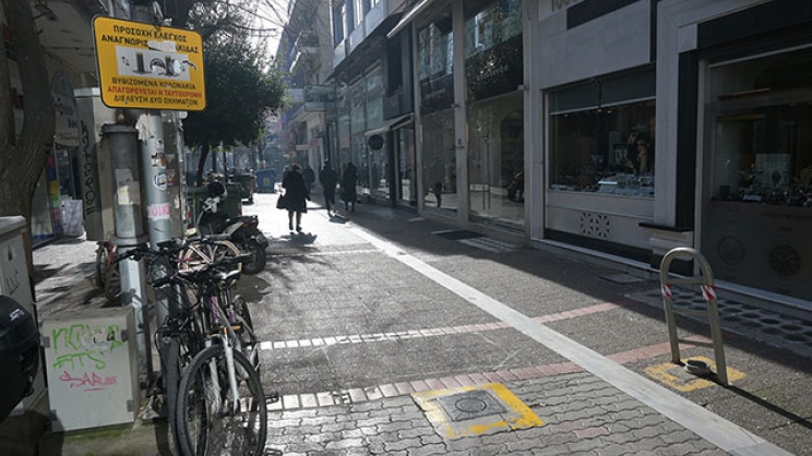 «Διακόπηκε η λειτουργία βυθιζόμενων μπαρών στους πεζόδρομους»