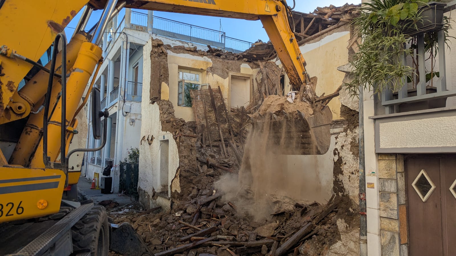 Εργασίες κατεδάφισης ετοιμόρροπου κτιρίου στον Άγιο Χαράλαμπο - Σε εξέλιξη ο προγραμματισμός του Δήμου Λαρισαίων για επικίνδυνα κτίρια στην πόλη