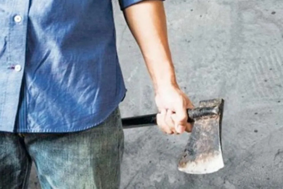 Λάρισα : Την κυνηγούσε με τσεκούρι για τα χρωστούμενα