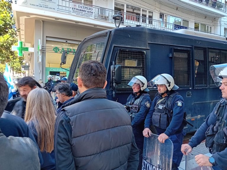 Διαμαρτυρία κτηνοτρόφων στο πολιτικό γραφείο του υφυπουργού Χρ. Κέλλα