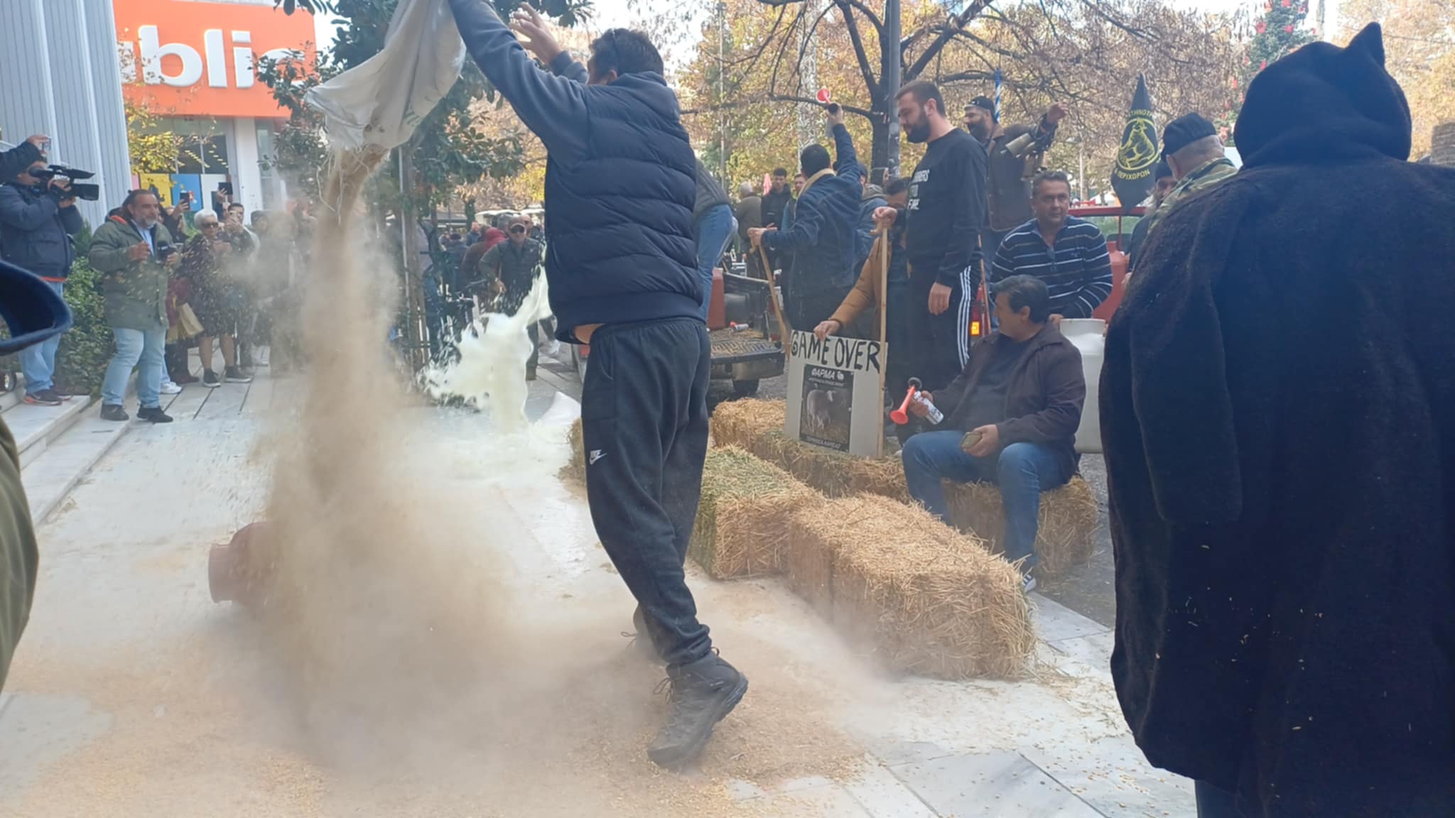 Οργισμένοι κτηνοτρόφοι στην κεντρική πλατεία έχυσαν γάλα και ζωοτροφές