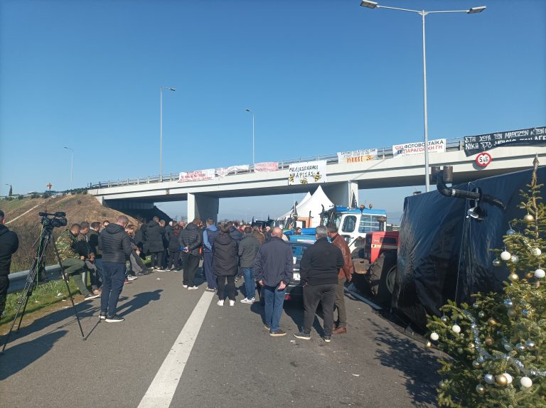 Νίκαια: Αμετακίνητοι οι αγρότες στα μπλόκα – «Στείλαμε τα αιτήματα περιμένουμε απαντήσεις για να πάμε σε διάλογο»