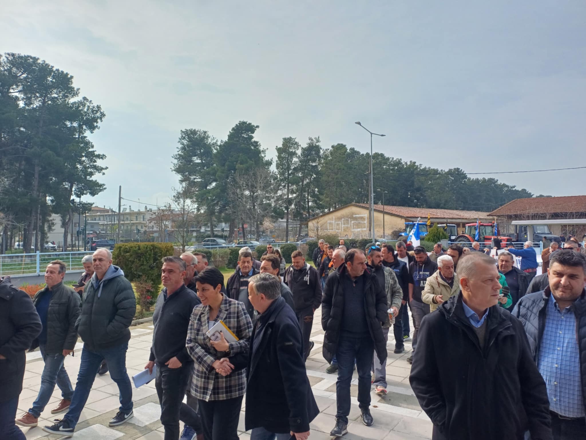 Με τρακτέρ έφτασαν στον Κουρέτα οι αγρότες- ζήτησαν χρονοδιάγραμμα για αναχώματα και αποζημιώσεις εξοπλισμού