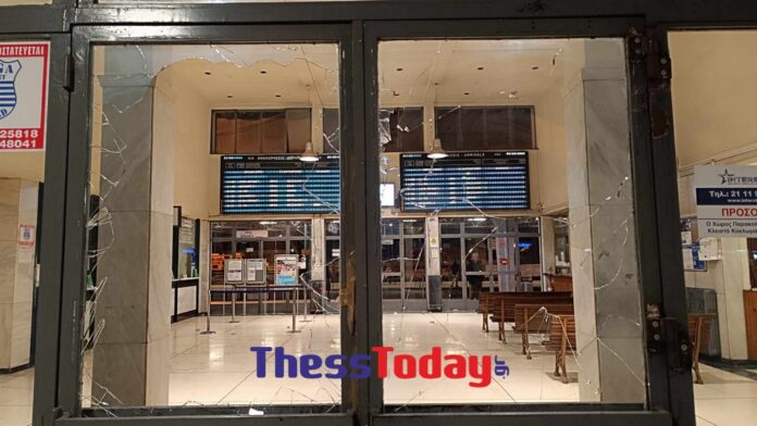 Κουκουλοφόροι έσπασαν τη τζαμαρία του ΟΣΕ στη Λάρισα