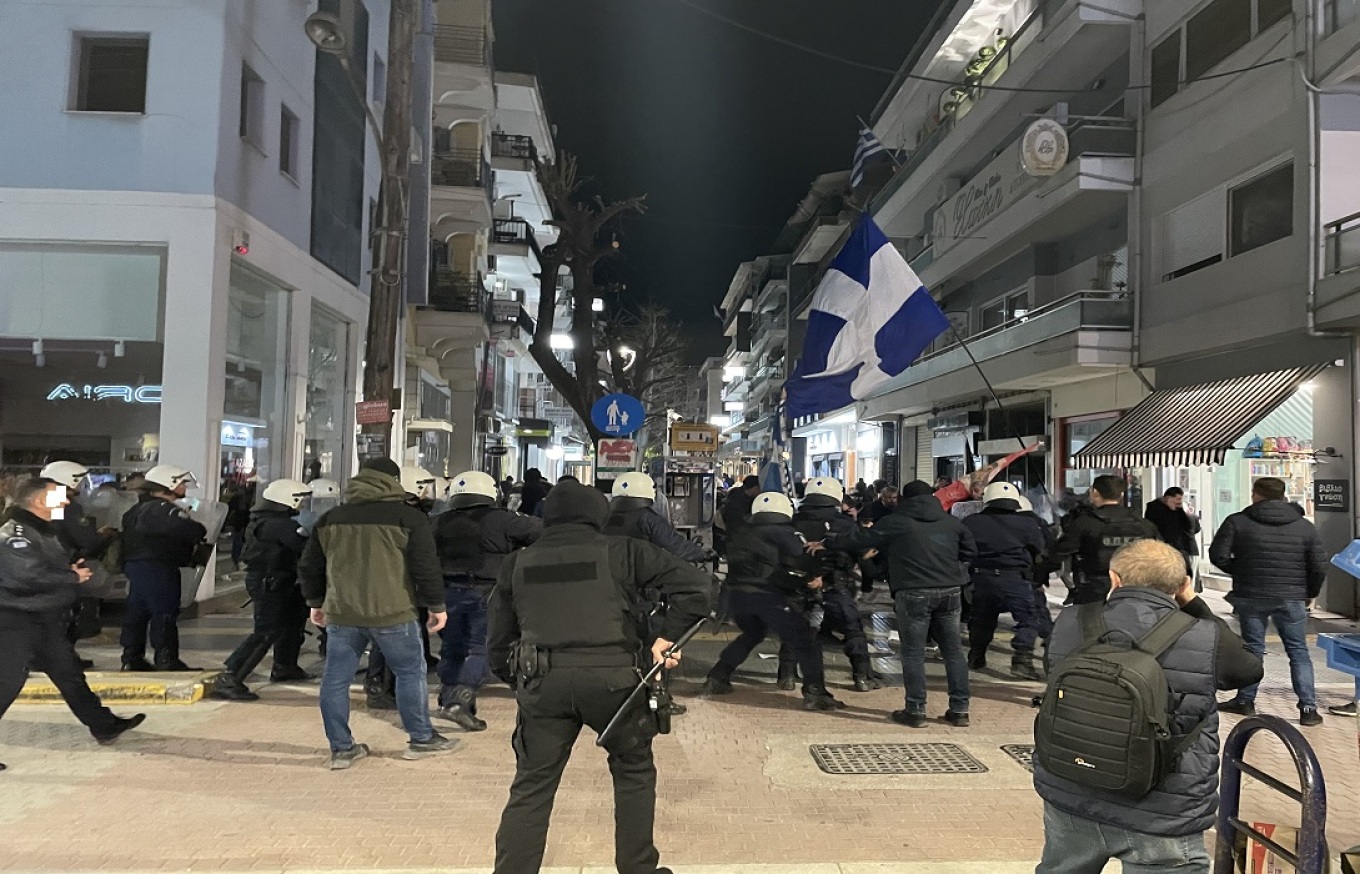 Επεισόδια και προσαγωγές σε συγκέντρωση «σταυροφόρων» κατά θεατρικής παράστασης στη Λάρισα