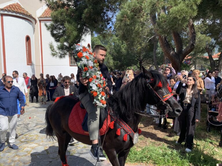 Περιφορά της εικόνας του Αγίου Γεωργίου από καβαλάρηδες στους Γόννους