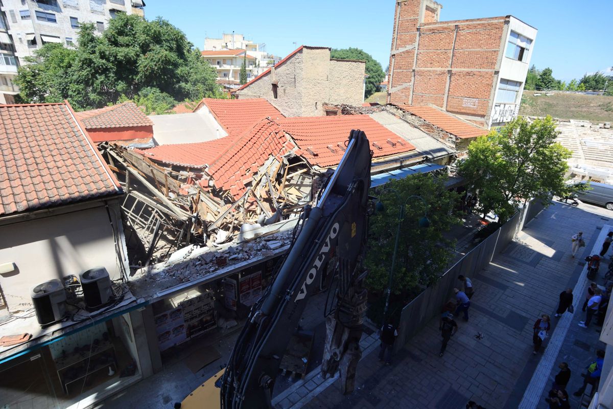 Ξεκίνησαν οι κατεδαφίσεις κτιρίων μπροστά από το πιο εμβληματικό μνημείο της πόλης, το Α’ Αρχαίο Θέατρο