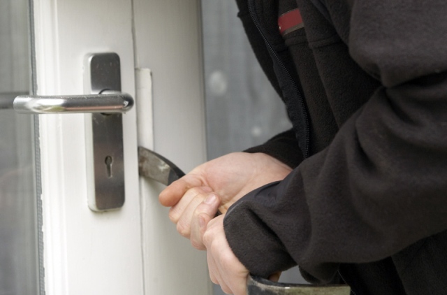 Χειροπέδες σε σεσημασμένους κλέφτες - "Άνοιξαν" 9 σπίτια στη Λάρισα