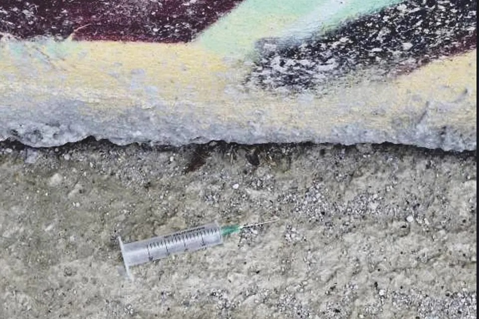 Χρησιμοποιημένες σύριγγες σε αυλή νηπιαγωγείου στη συνοικία της Τούμπας