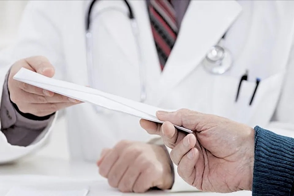 Ένοχος για δωροληψία ο καθηγητής με το «φακελάκι»