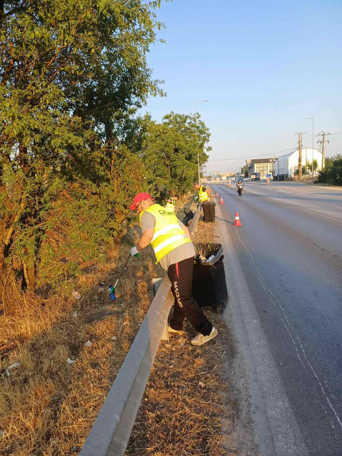 Σε εξέλιξη εργασίες καθαρισμού σε εθνικό-επαρχιακό οδικό δίκτυο - Μαζεύτηκαν πάνω από 10 τόνοι απορριμμάτων μέσα σε δέκα μέρες