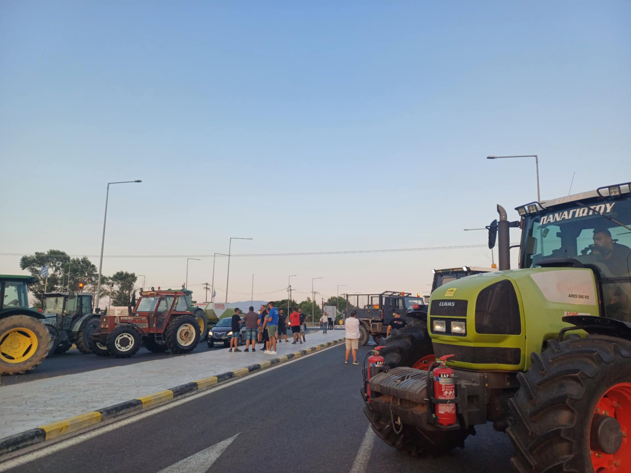 Μπλόκο στην παλιά Λάρισας- Βόλου στον κόμβο Πλατυκάμπου - Έτοιμα τα τρακτέρ για κεντρική πλατεία