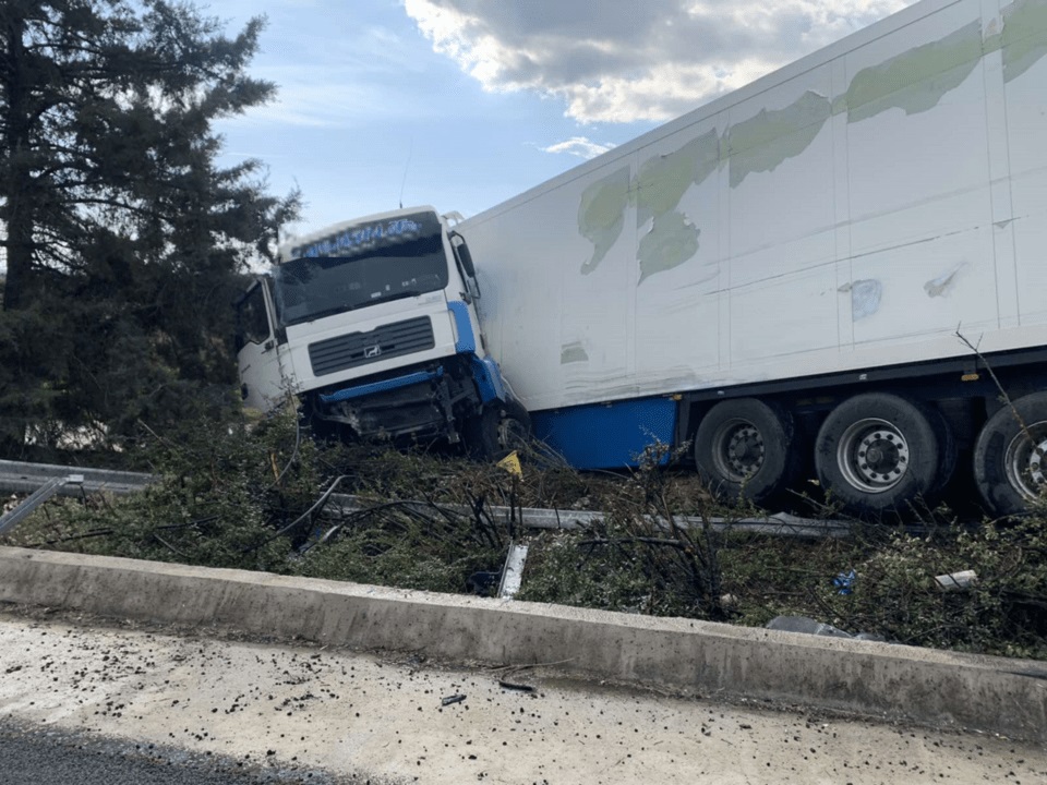 Νταλίκα βρέθηκε από την εθνική στον παράδρομο πριν το Μακρυχώρι