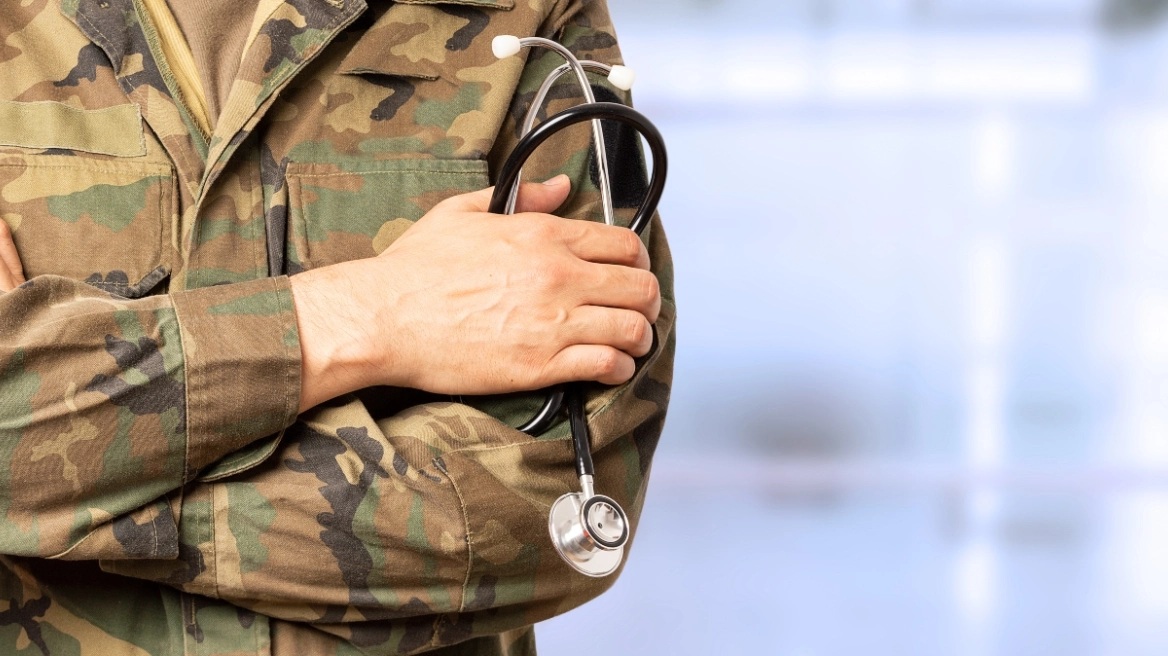 Σε διαθεσιμότητα στρατιωτικός γιατρός από τη Λάρισα – Καταγγέλθηκε από πρώην συντρόφους του για ενδοοικογενειακή βία