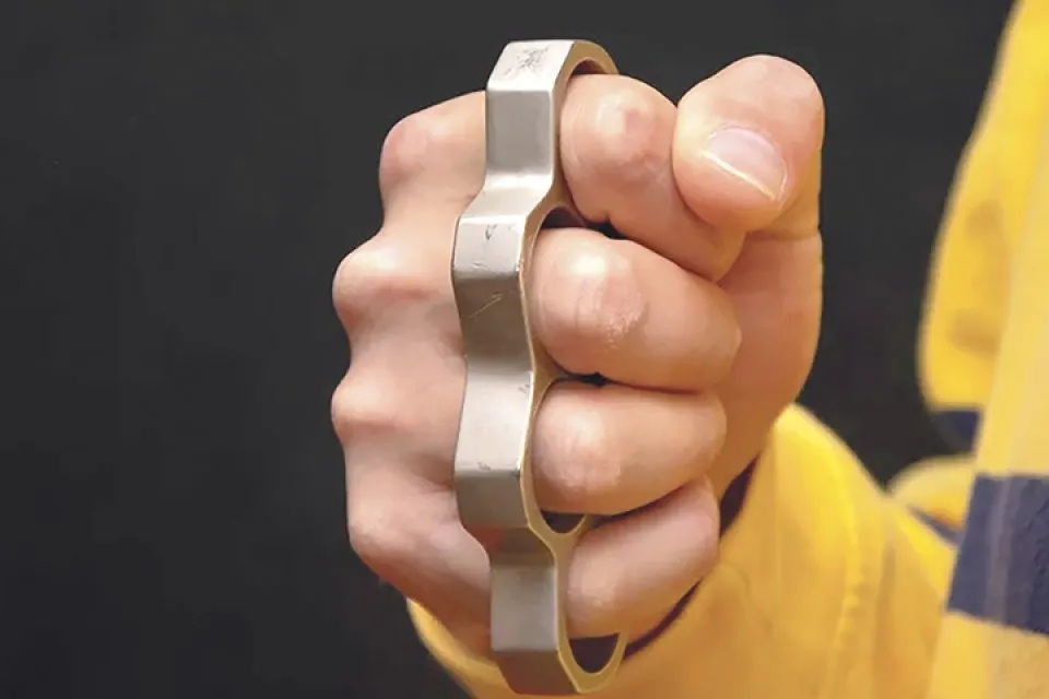 Λάρισα : Χτύπησαν ανήλικο με σιδερογροθιά