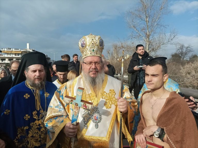 Ο 22χρονος Ραφαήλ ανέσυρε τον σταυρό από τα νερά του Πηνειού στη Λάρισα