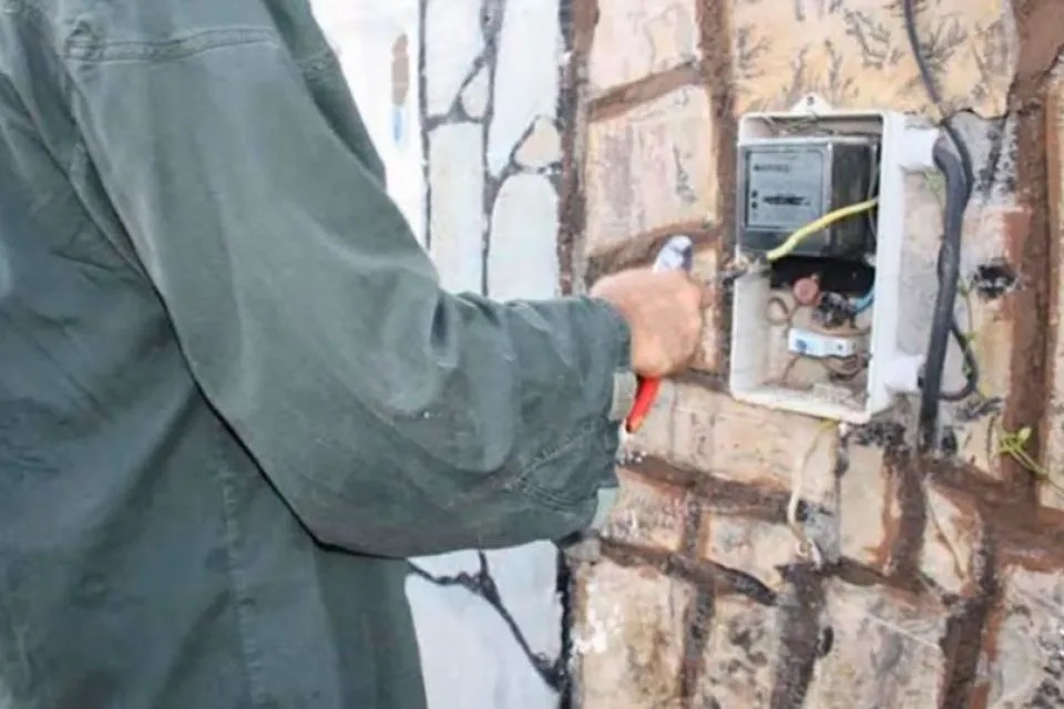 Έβαλε σε λεκάνη μετρητά, λίρες και χρυσαφικά