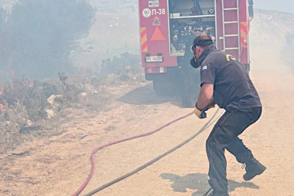 Ένοχος για εμπρησμό εθελοντής πυροσβέστης - Είχε βάλει 10 φωτιές στη Γιάννουλη