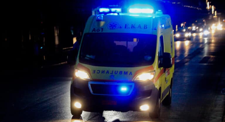 Τροχαίο με τραυματία νεαρό διανομέα στη Νεάπολη Λάρισας – Μεταφέρθηκε στο Γενικό Νοσοκομείο