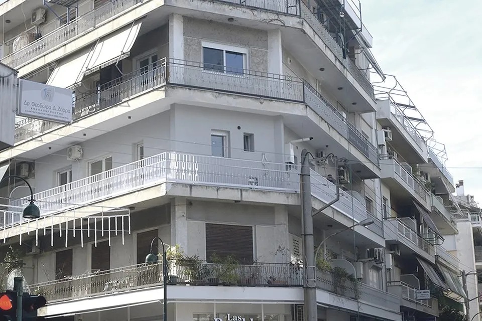 Σοβάδες έπεσαν από πολυκατοικία στο κέντρο της Λάρισας