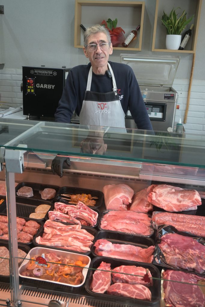 Λάρισα : Αρνιά με το σταγονόμετρο