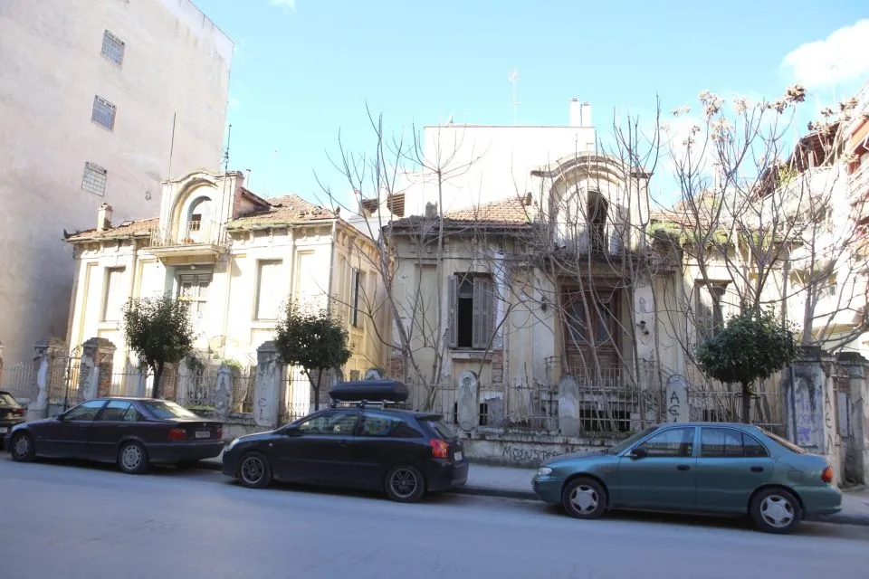 Η Λάρισα γκρεμίζει τη μνήμη της