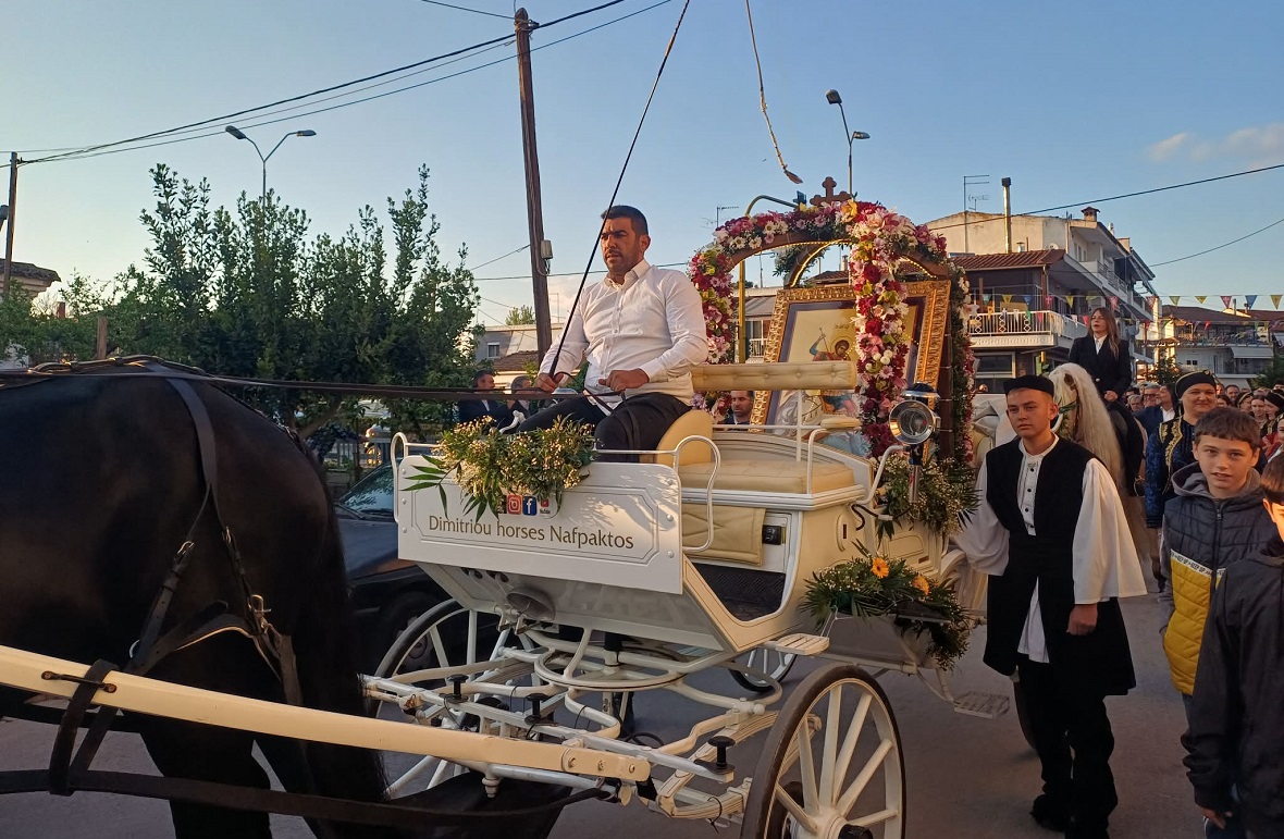 Με άλογα η περιφορά της εικόνας στον Άγιο Γεώργιο Γιάννουλης - Πλήθος πιστών στον εσπερινό