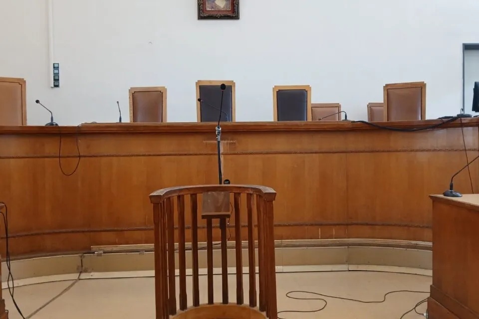 Λάρισα: Παραμένει κρατούμενος ο 50χρονος που είχε όμηρο για ώρες τη γυναίκα του