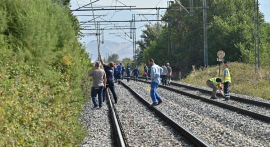 Καθισμένος σε καρέκλα πάνω στις γραμμές περίμενε το τρένο – Η σοκαριστική αυτοκτονία του 52χρονου έξω από τη Λάρισα